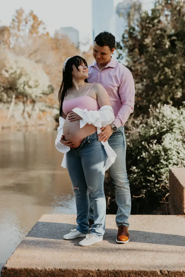 Maternity portrait, couple embracing on a rooftop